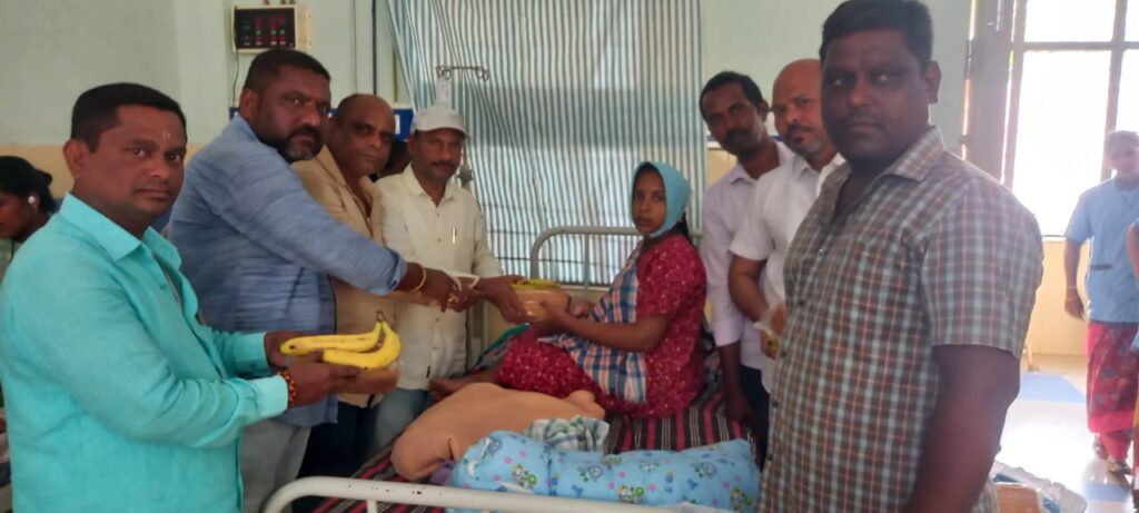 30 సంవత్సరాల వేడుకల సందర్భంగా రోగులకు పండ్లు, బ్రెడ్ పంపిణీ