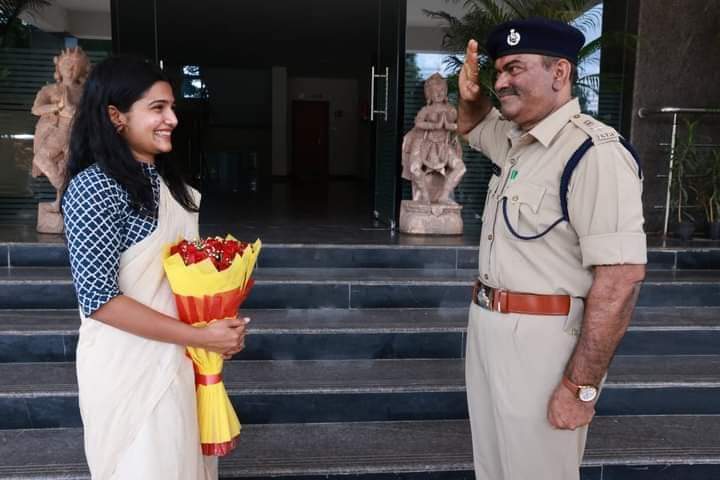 కూతురి విజయం.. ఆ కన్నతండ్రికి గర్వకారణమైంది..ఐఏఎస్ కూతురైన ఉమా హారతికి.. ఎస్పీ ర్యాంక్‌ ఆఫీసర్ తండ్రి వెంకటేశ్వర్లు సెల్యూట్‌..