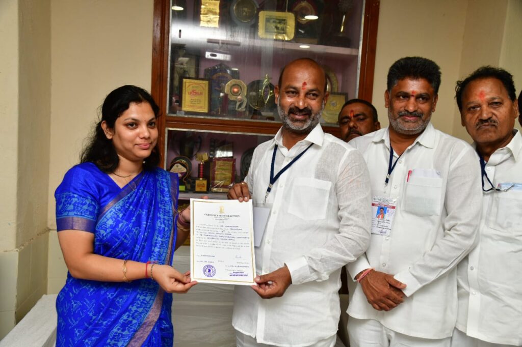 2 లక్షల భారీ మెజార్టీతో బండి సంజయ్ ఘన విజయం