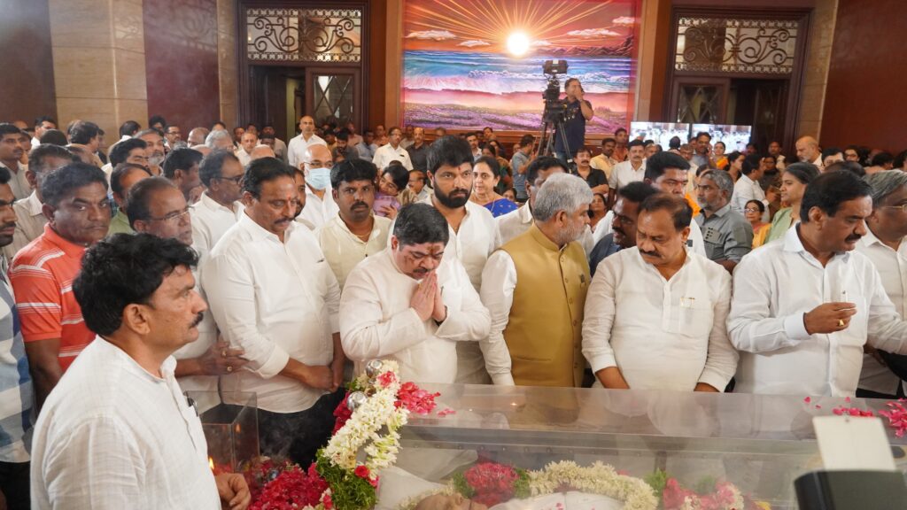 రామోజీ రావు పార్ధివ దేహానికి నివాళులు అర్పించిన మంత్రి పొన్నం ప్రభాకర్