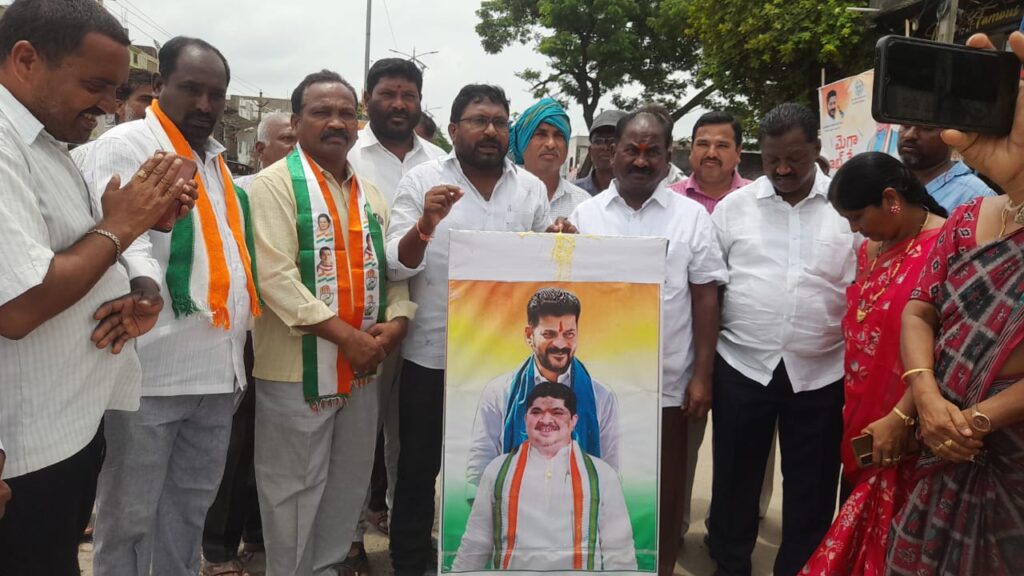 సీఎం రేవంత్ రెడ్డి, మంత్రి పొన్నం చిత్రపటానికి పంచామృతాభిషేకం