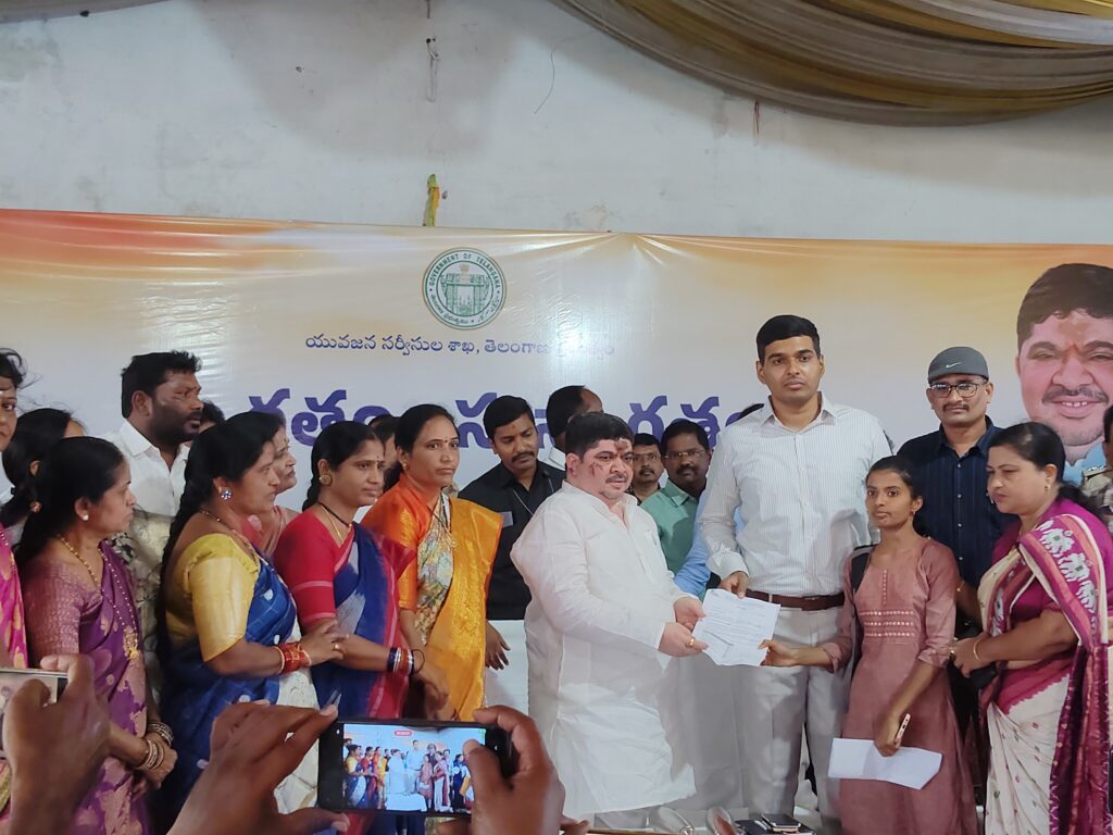 హుస్నాబాద్ లో జాబ్ మేళాను ప్రారంభించిన మంత్రి పొన్నం ప్రభాకర్
