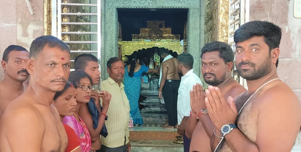 బండి సంజయ్ గెలుపు కోసం రాజరాజేశ్వర స్వామికి పాలాభిషేకం