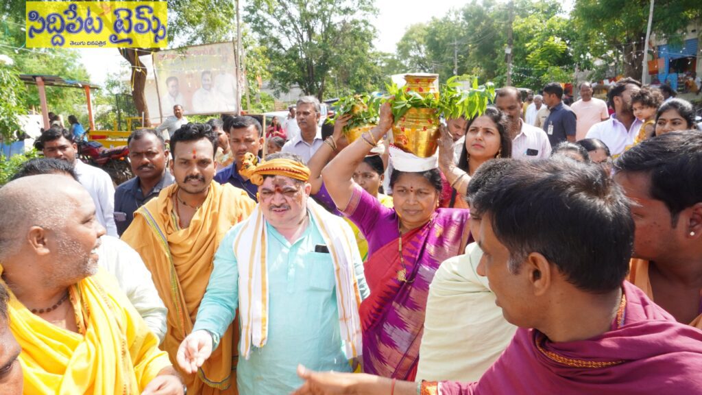 హుస్నాబాద్: బోనమెత్తిన మంత్రి పొన్నం ప్రభాకర్