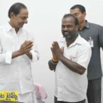 సామజిక కార్యకర్త రాజుని అభినందించిన కేసీఆర్