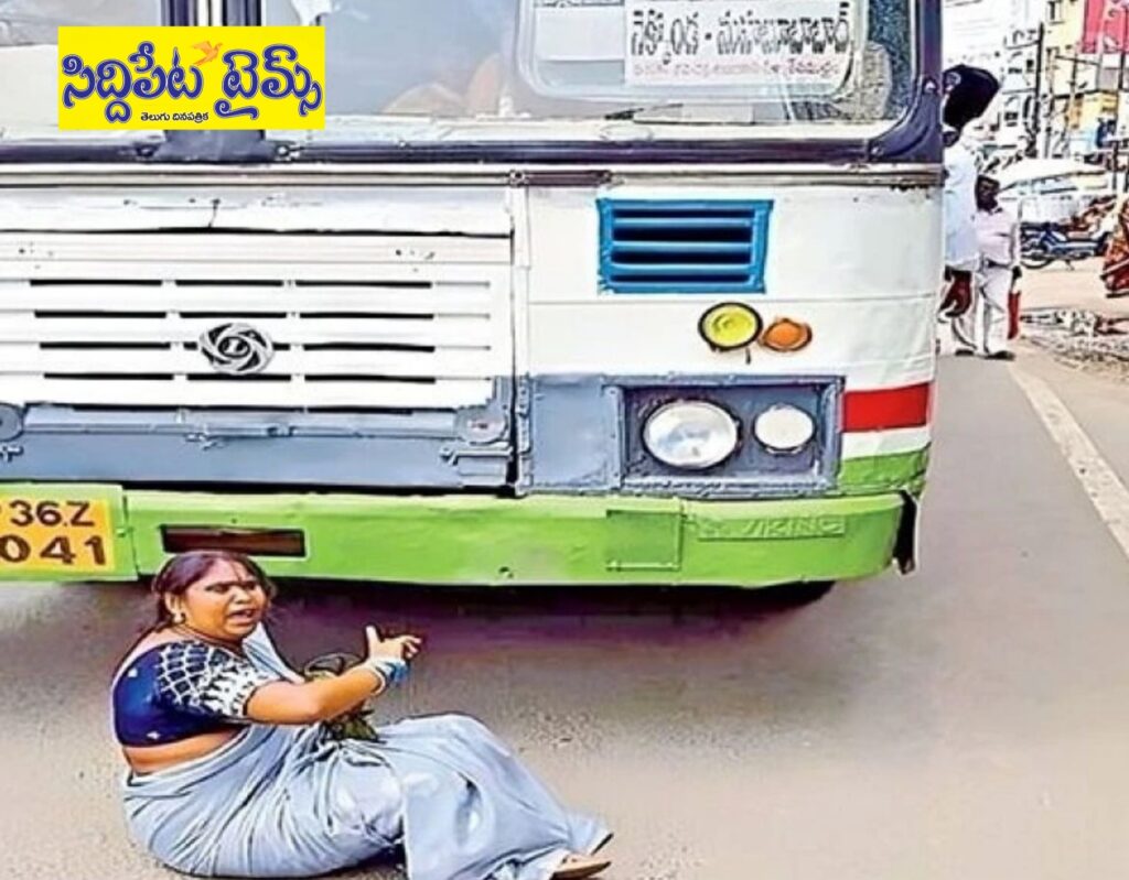 బస్సు ఆపలేదని.. బస్సుకు అడ్డంగా కూర్చొని మహిళ నిరసన..