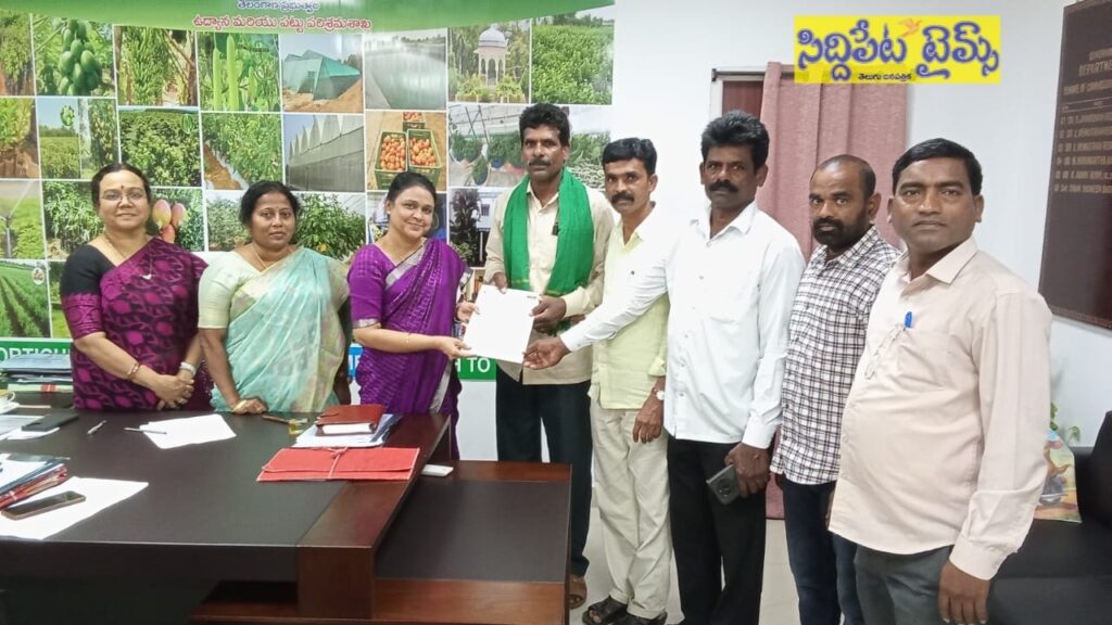 పట్టు రైతుల సమస్యలు పరిష్కరించాలని కమిషనర్ కు వినతి