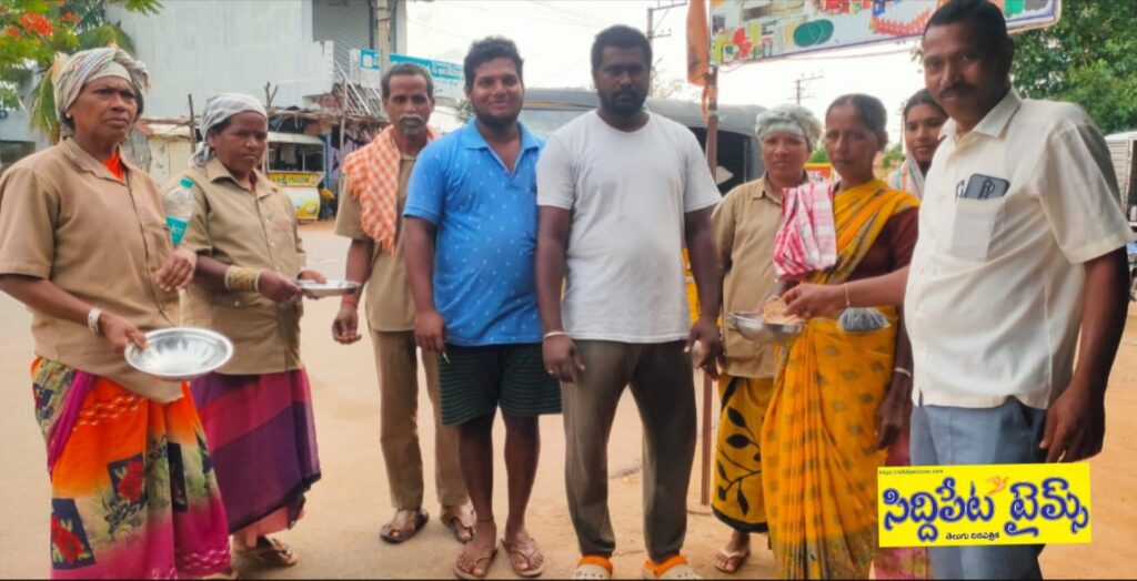 మా జీతాలు చెల్లించరా..!రొడెక్కిన గ్రామ పంచాయతీ కార్మికులు..ఇంటింటి కి తిరుగుతూ భిక్షాటన..