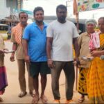 మా జీతాలు చెల్లించరా..!రొడెక్కిన గ్రామ పంచాయతీ కార్మికులు..ఇంటింటి కి తిరుగుతూ భిక్షాటన..