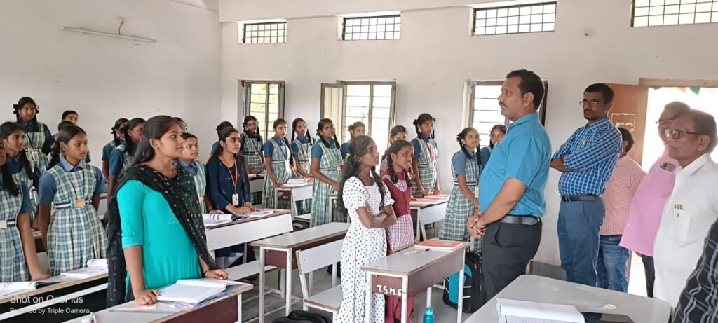 మోడల్ స్కూల్ లో మున్సిపల్ కమిషనర్ ఆకస్మిక తనిఖీ