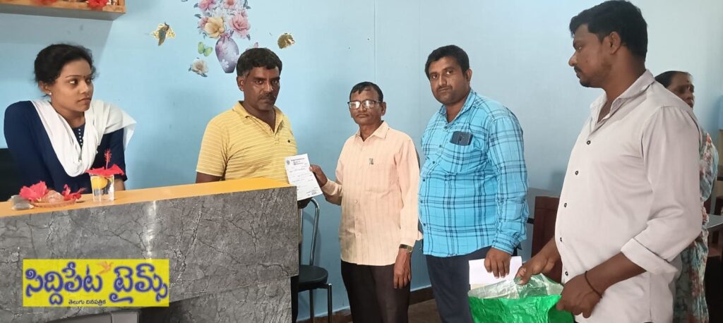 హుస్నాబాద్ లో ప్లాస్టిక్ వినియోగించిన దుకాణాలకు జరిమానా