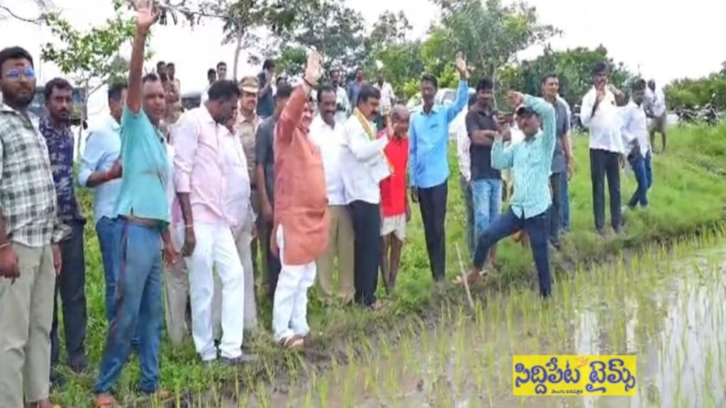 మహిళా రైతులతో ముచ్చటించిన మంత్రి పొన్నం ప్రభాకర్