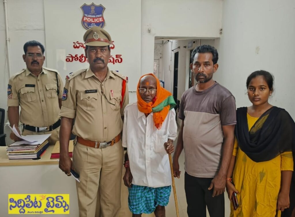 మతిస్థిమితం లేని వృద్ధుడిని కుటుంబ సభ్యులకు అప్పగింత