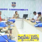 హుస్నాబాద్ డివిజన్ పోలీస్ అధికారులతో కమిషనర్ సమీక్షా సమావేశం