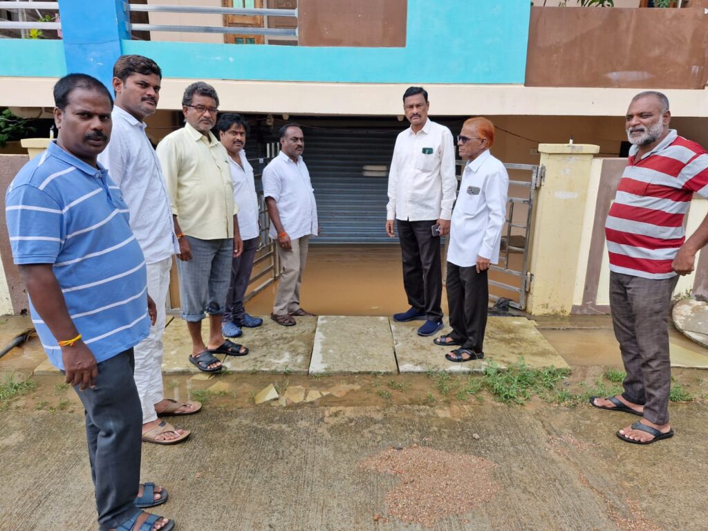 జలమయమైన ఇండ్లు, షాపులను సందర్శించిన బిజెపి నాయకులు