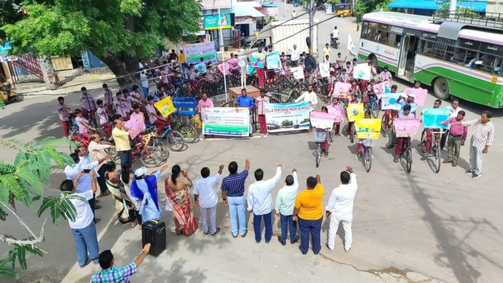 ప్లాస్టిక్ కవర్లు వద్దు జ్యూట్ బ్యాగులు ముద్దు