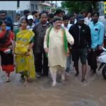 హుస్నాబాద్ లో నీట మునిగిన ప్రాంతాల్లో పర్యటించిన మంత్రి పొన్నం ప్రభాకర్