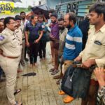 వరదల్లో చిక్కుకున్న కార్మికులు… రెస్క్యూ చేసి కాపాడిన ఏసిపి