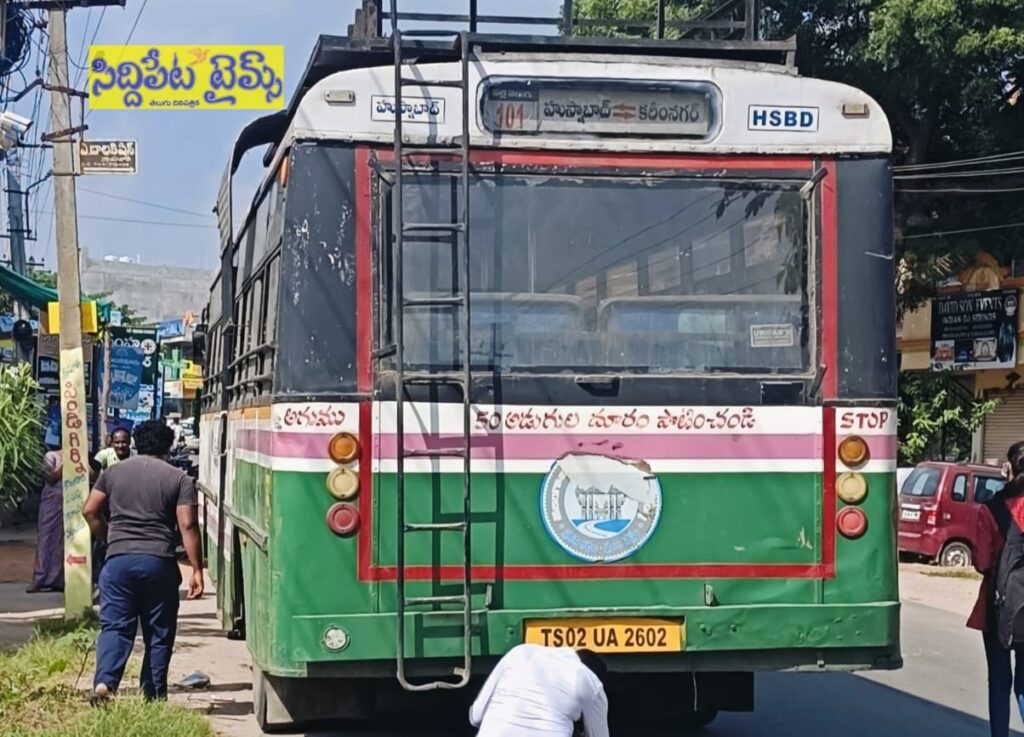 హుస్నాబాద్: ఆర్టీసీ బస్సు టైరు పేలి ముగ్గురికి గాయాలు