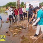 వ్యర్థాలను స్వయంగా తొలగించిన మంత్రి