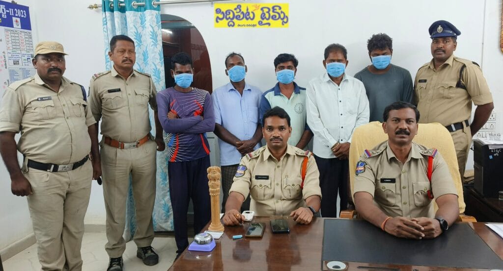 నాటు బాంబు తయారీదారుల ముఠా అరెస్టు
