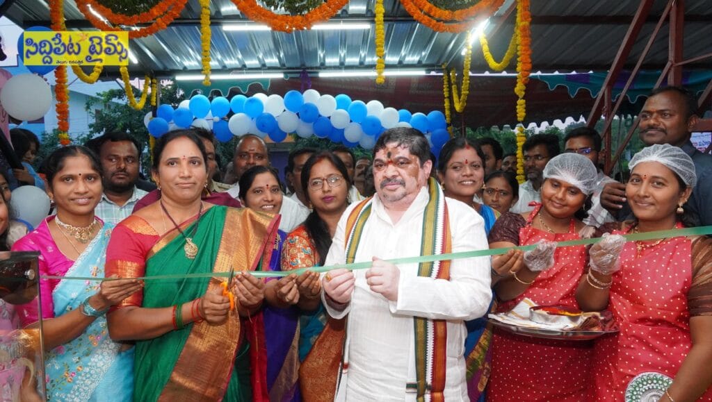 ఇందిరా మహిళా శక్తి క్యాంటీన్ ను ప్రారంభించిన మంత్రి పొన్నం