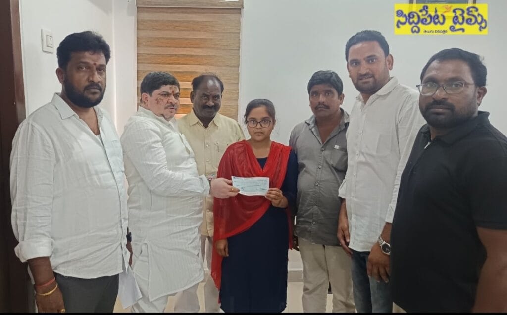 పేద విద్యార్థినికి మంత్రి పొన్నం ఆర్థిక సాయం