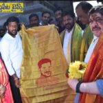 సీఎం ముఖచిత్రంతో అగ్గిపెట్టలో పట్టే బంగారు శాలువా..!