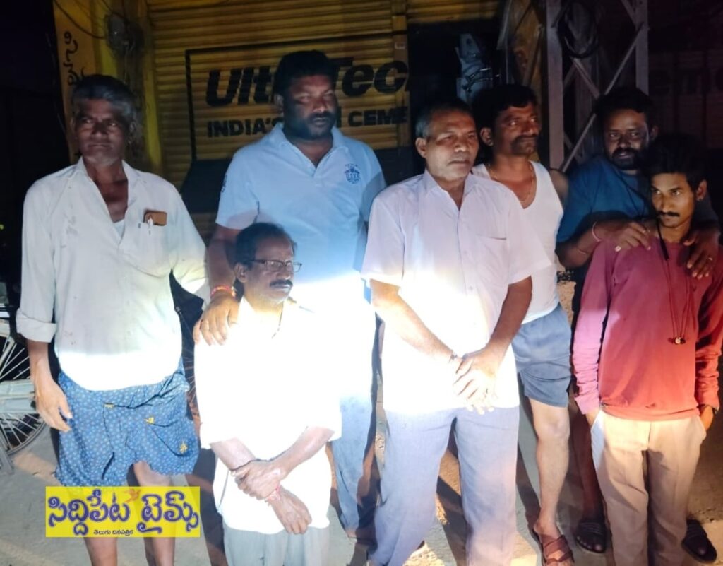 హుస్నాబాద్: షార్ట్ సర్క్యూట్తో లాండ్రీ దగ్ధం