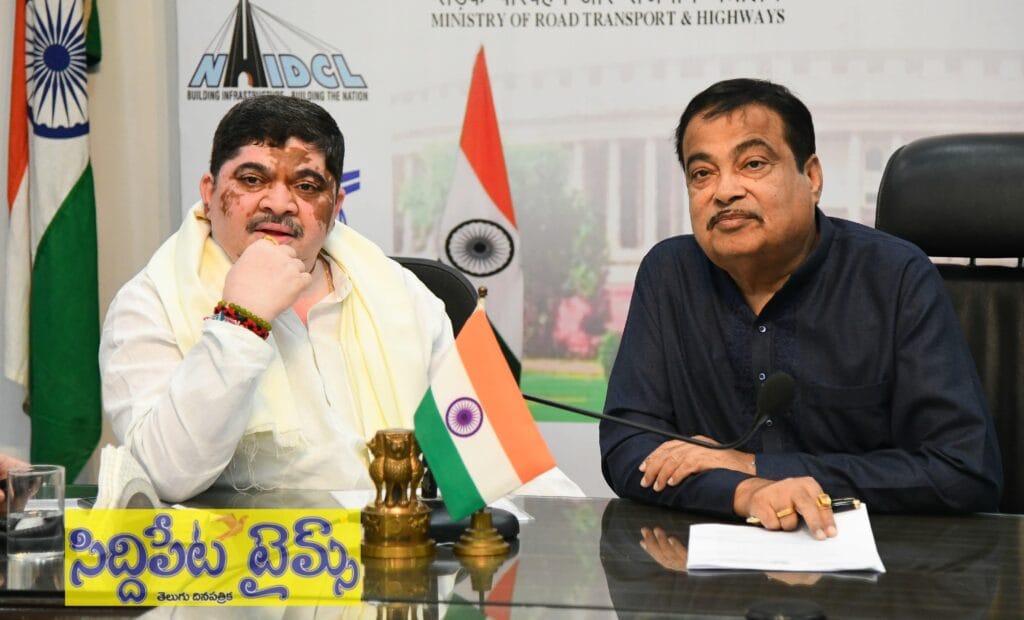 కేంద్ర మంత్రి నితిన్ గడ్కరీతో మంత్రి పొన్నం భేటీ