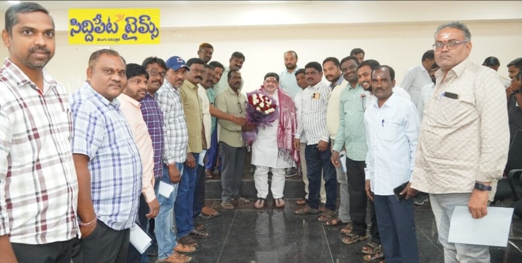 జర్నలిస్టులకు ఇళ్ల స్థలాల పట్టాల పంపిణీ