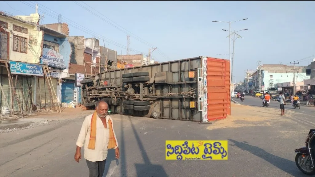డివైడర్ను ఢీకొని లారీ బోల్తా… తప్పిన పెను ప్రమాదం