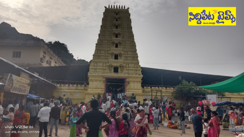 కొమురవెల్లి మల్లన్న ఆలయానికి పోటెత్తిన భక్తులు..