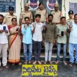 చోరీకి గురైన మొబైల్ ఫోన్ల రిక‌వ‌రీ.. బాధితుల‌కు అప్ప‌గింత