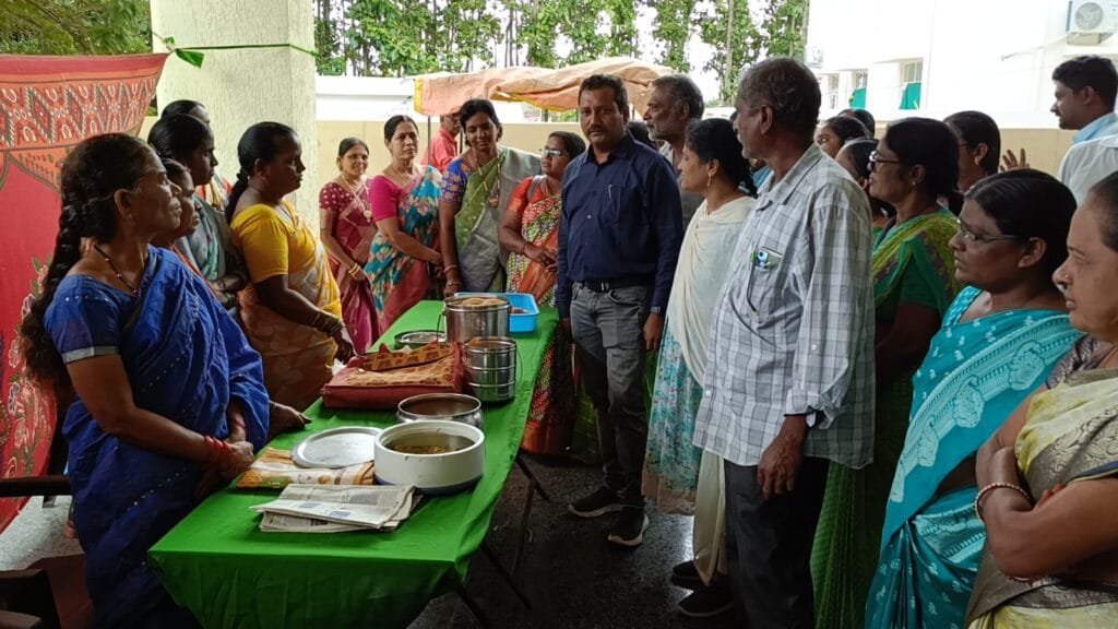 హుస్నాబాద్ పట్టణంలో మహిళా సంఘాల ఉత్పత్తుల ప్రదర్శన