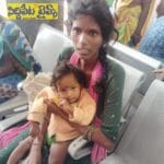 హుస్నాబాద్‌లో కలకలం… మహిళ ఒడిలోని బాలుడిని బలవంతంగా తీసుకెళ్లే యత్నం !