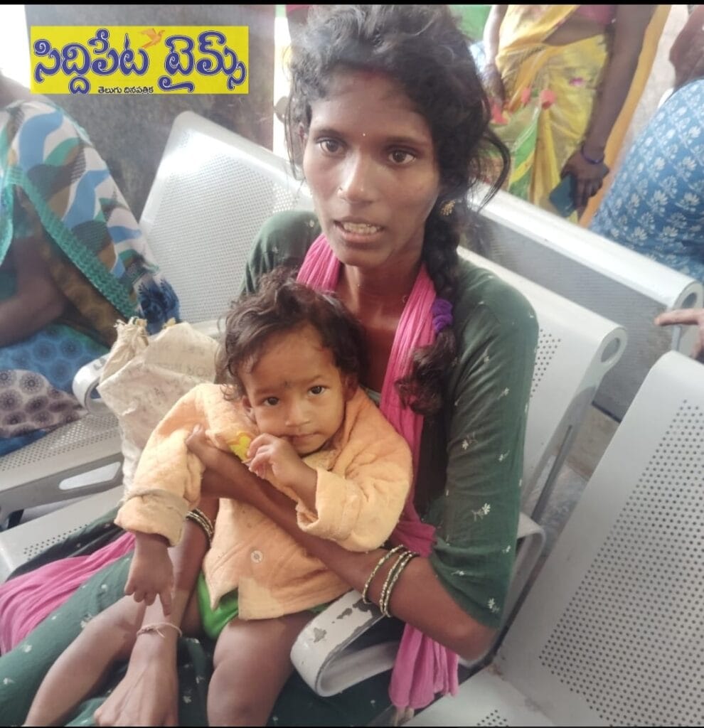 హుస్నాబాద్లో కలకలం… మహిళ ఒడిలోని బాలుడిని బలవంతంగా తీసుకెళ్లే యత్నం !