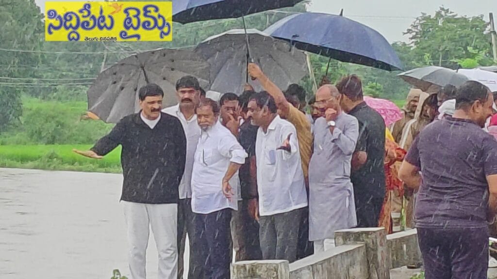 భారీ వర్షాల వల్ల దెబ్బతిన్న బ్రిడ్జి కల్వర్టును సందర్శించిన మంత్రి దామోదర రాజనర్సింహ