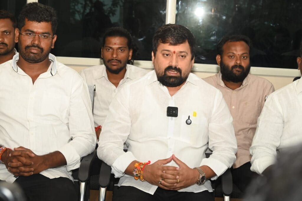 కాంగ్రెస్ కు చక్రధర్ గౌడ్ రాజీనామా..