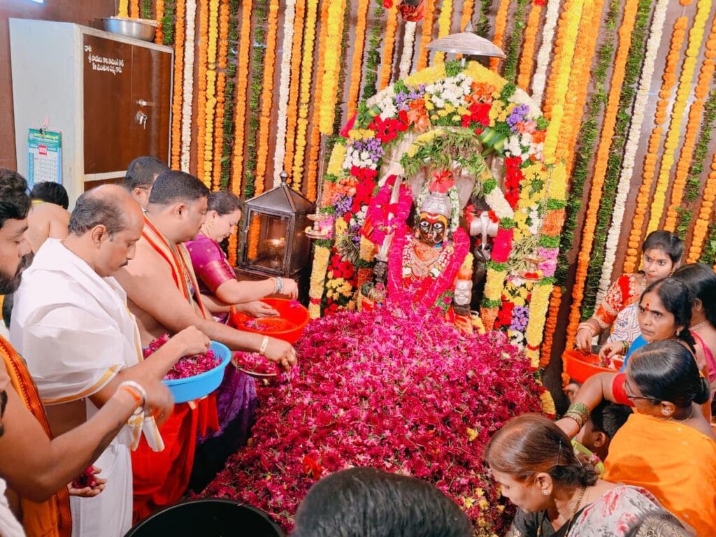 ఘనంగ శ్రీ మహా రేణుక ఎల్లమ్మకు లక్ష పుష్పార్చన..లక్ష విరాళం అందజేసిన కె.వి.ఆర్..