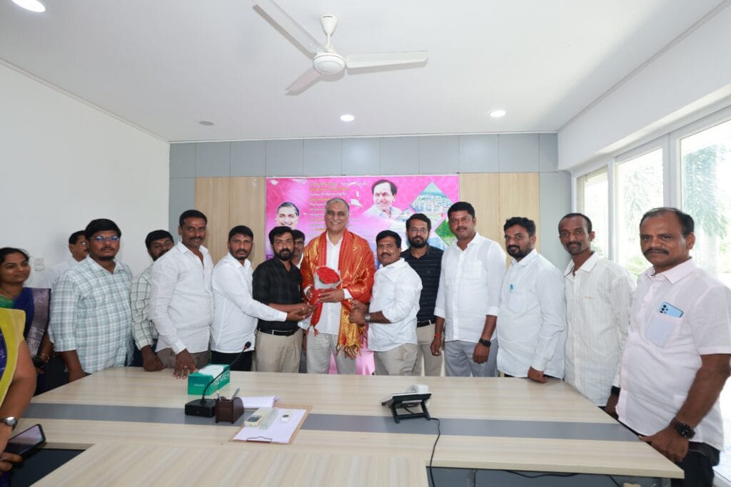 విద్యార్థుల ను సామాజిక బాధ్యత పై చైతన్యం తేవాలి..తెలంగాణ ప్రయివేట్ స్కూల్స్ అసోసియేషన్ ఆవిర్భావం..సిద్దిపేట జిల్లా టిపిఎస్ఏ  నూతన కార్యవర్గం ఎన్నిక.. అధ్యక్షుడిగా భగవాన్ రెడ్డి, ప్రధాన కార్యదర్శిగా రజనీకాంత్ రెడ్డి..అభినందించిన మాజీ మంత్రి ఎమ్మెల్యే హరీష్ రావు..