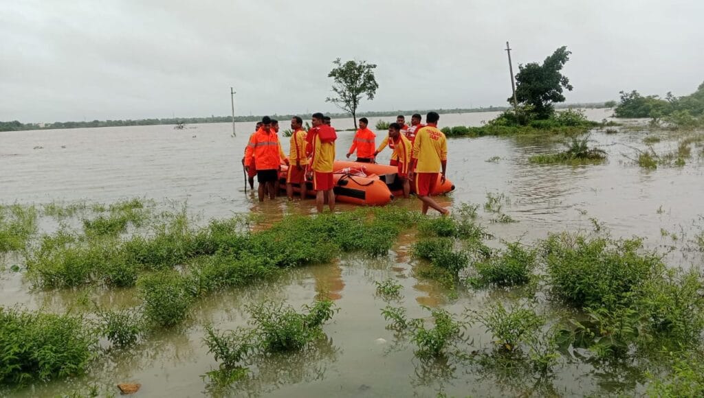 వరదలో చిక్కుకున్న రైతులు.. రంగంలోకి దిగిన ఎస్ డి ఆర్ ఎఫ్ బృందం