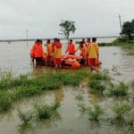 వరదలో చిక్కుకున్న రైతులు.. రంగంలోకి దిగిన ఎస్ డి ఆర్ ఎఫ్ బృందం
