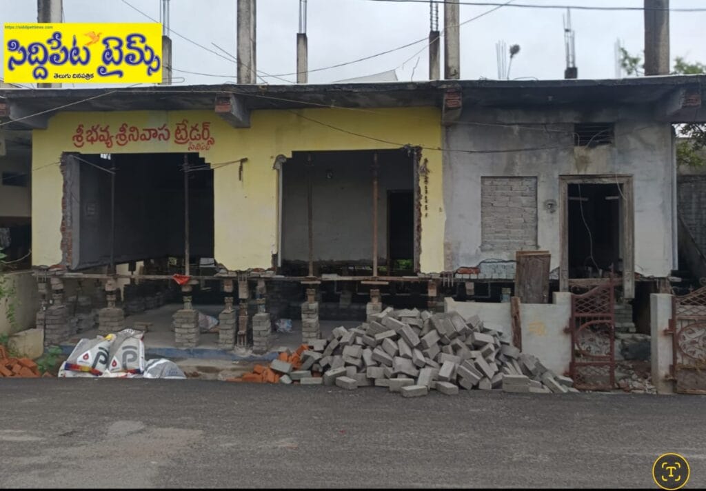 ఇంటిని జాకీలతో పైకి ఎత్తారు.