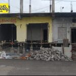 ఇంటిని జాకీలతో  పైకి ఎత్తారు.