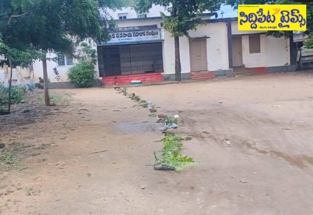 రేపటి యూరియా కోసం క్యూ లైన్లో చెప్పులు..