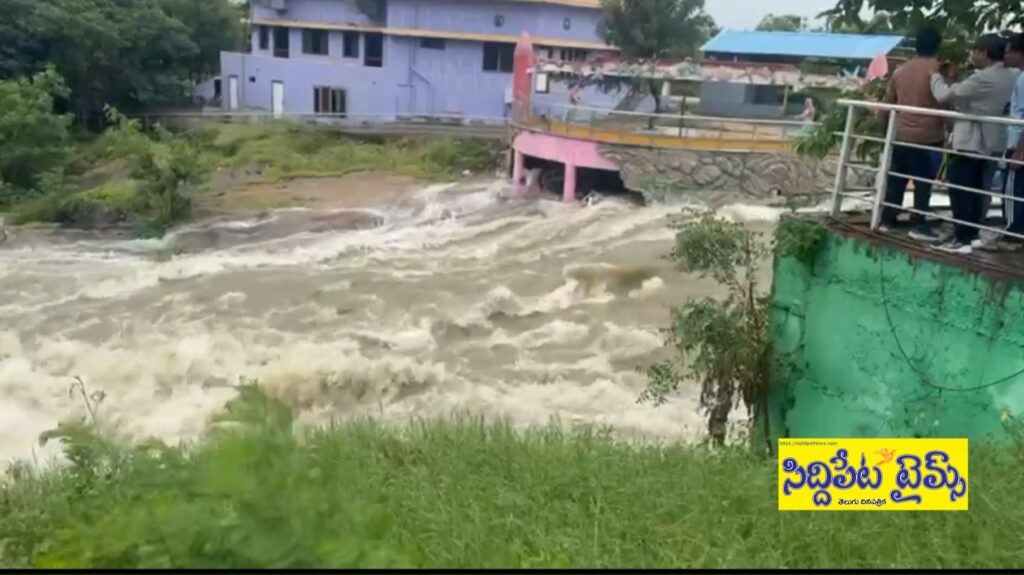 పొంగి పొర్లుతున్న కోమటిచెరువు..జలదిగ్బంధంలో పలు కాలనీలు..