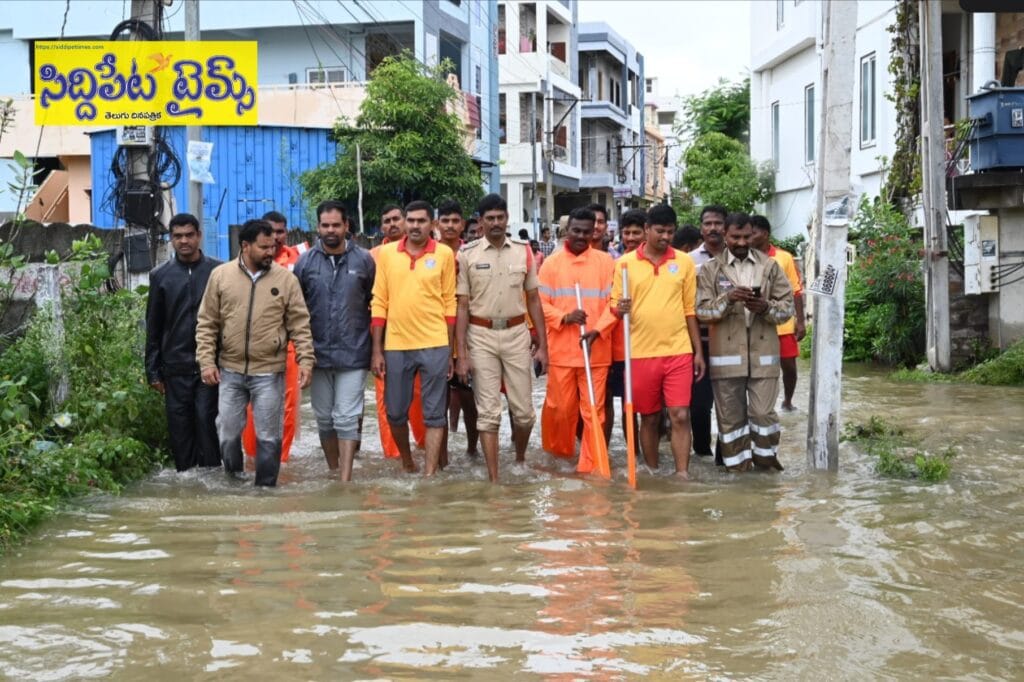 ప్రెస్ ఫోటో గ్రాఫర్ లను రెస్క్యూ చేసిన సీఐ వాసుదేవరావు..