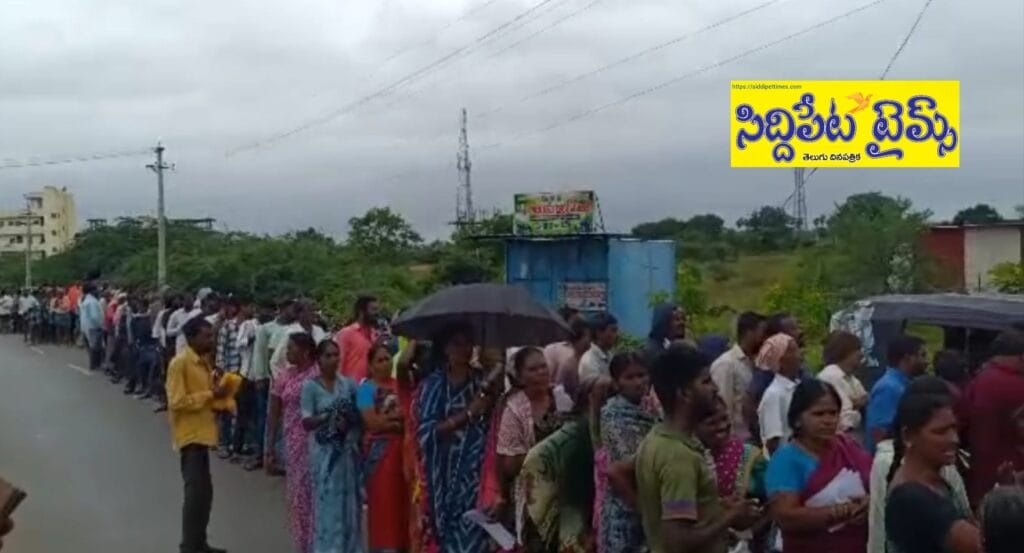 పండుగ పూట తప్పని పడిగాపులు..వర్షాన్ని లెక్కచేయకుండా యూరియా కోసం క్యూ లైన్..అయినా దొరకని యూరియా బస్తాలు..