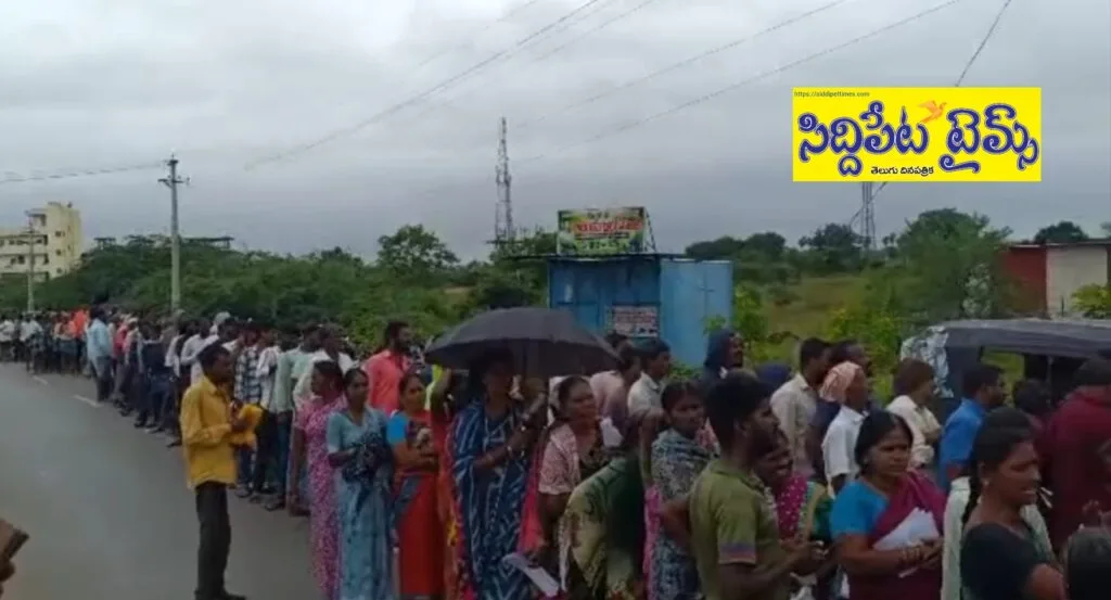 పండుగ పూట తప్పని పడిగాపులు..వర్షాన్ని లెక్కచేయకుండా యూరియా కోసం క్యూ లైన్..అయినా దొరకని యూరియా బస్తాలు..